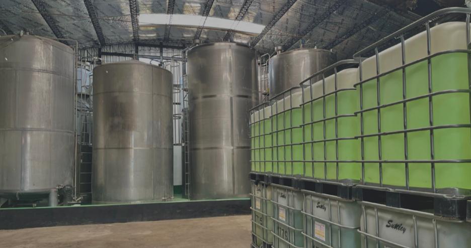 Tanques de acero inoxidable y contenedores IBC en la planta de Suttley en Hurlingham